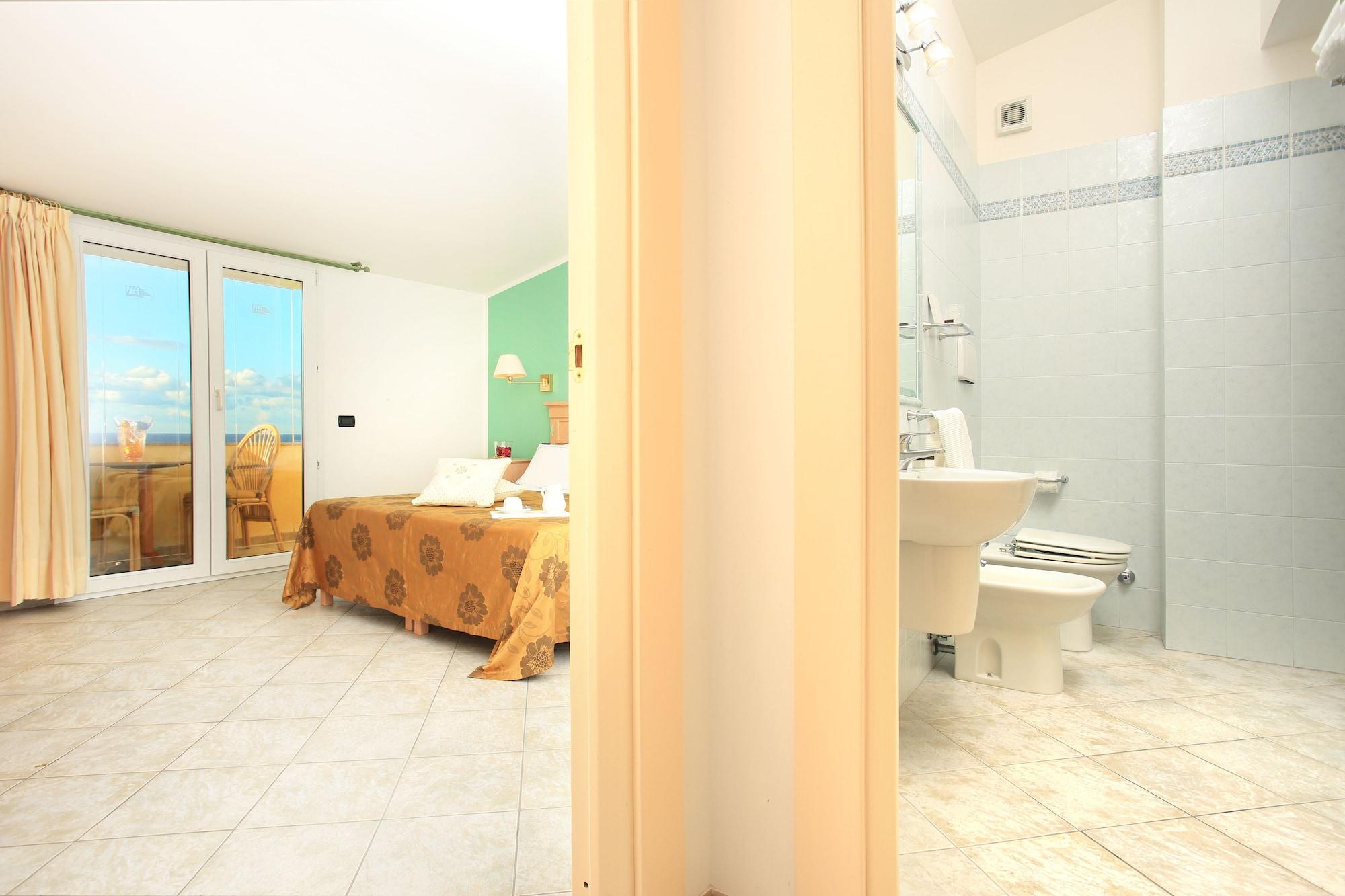 Hotel Nantis Кастелсардо Екстериор снимка
