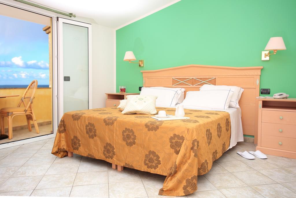 Hotel Nantis Кастелсардо Екстериор снимка