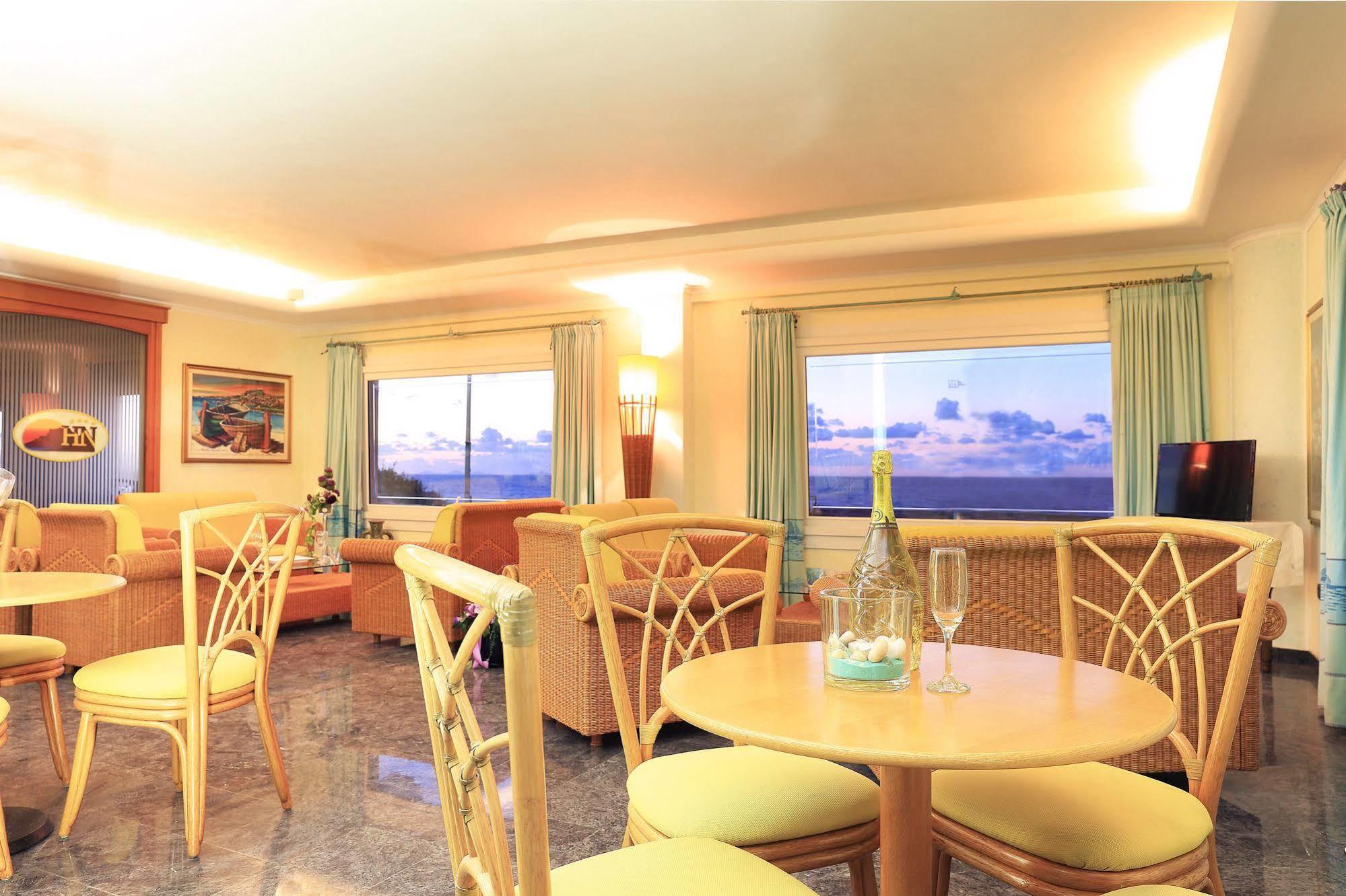 Hotel Nantis Кастелсардо Екстериор снимка