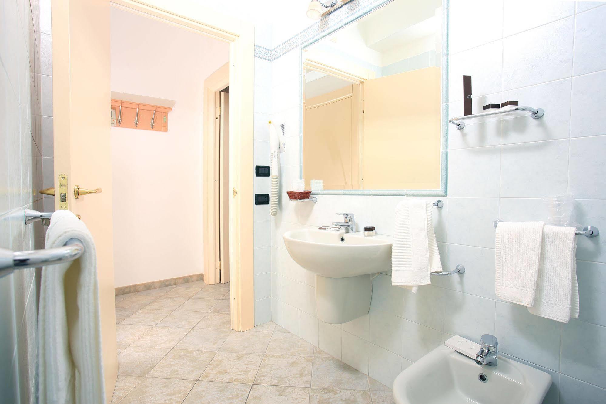 Hotel Nantis Кастелсардо Екстериор снимка