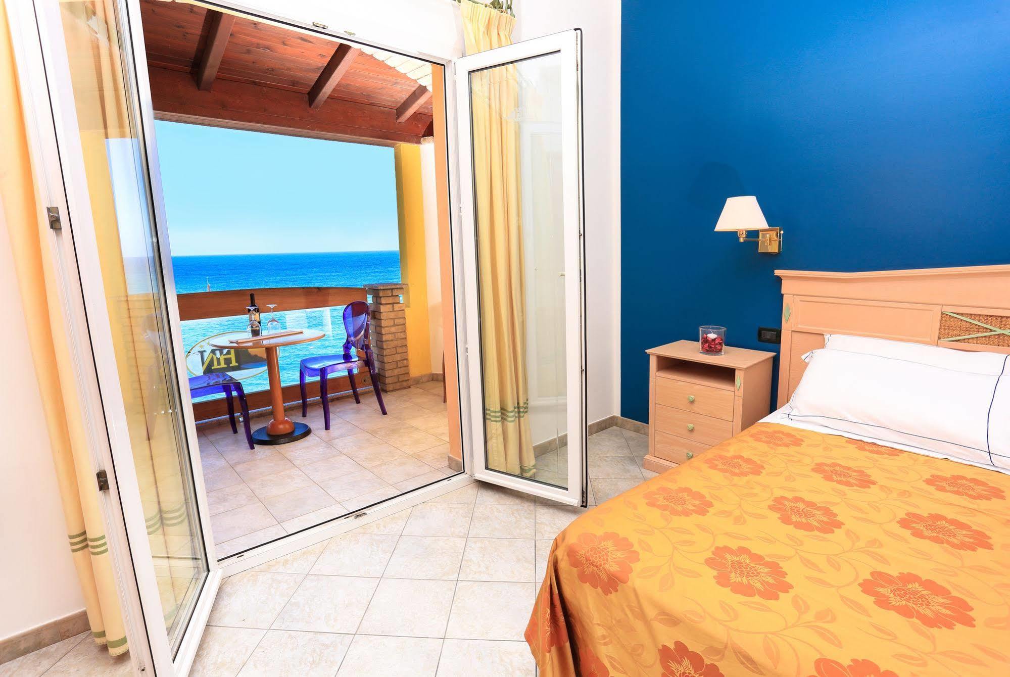 Hotel Nantis Кастелсардо Екстериор снимка