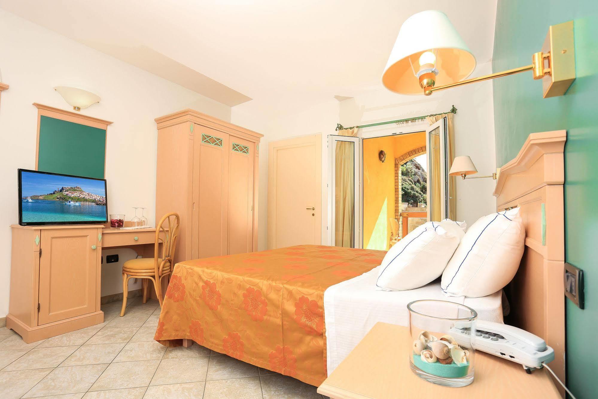 Hotel Nantis Кастелсардо Екстериор снимка