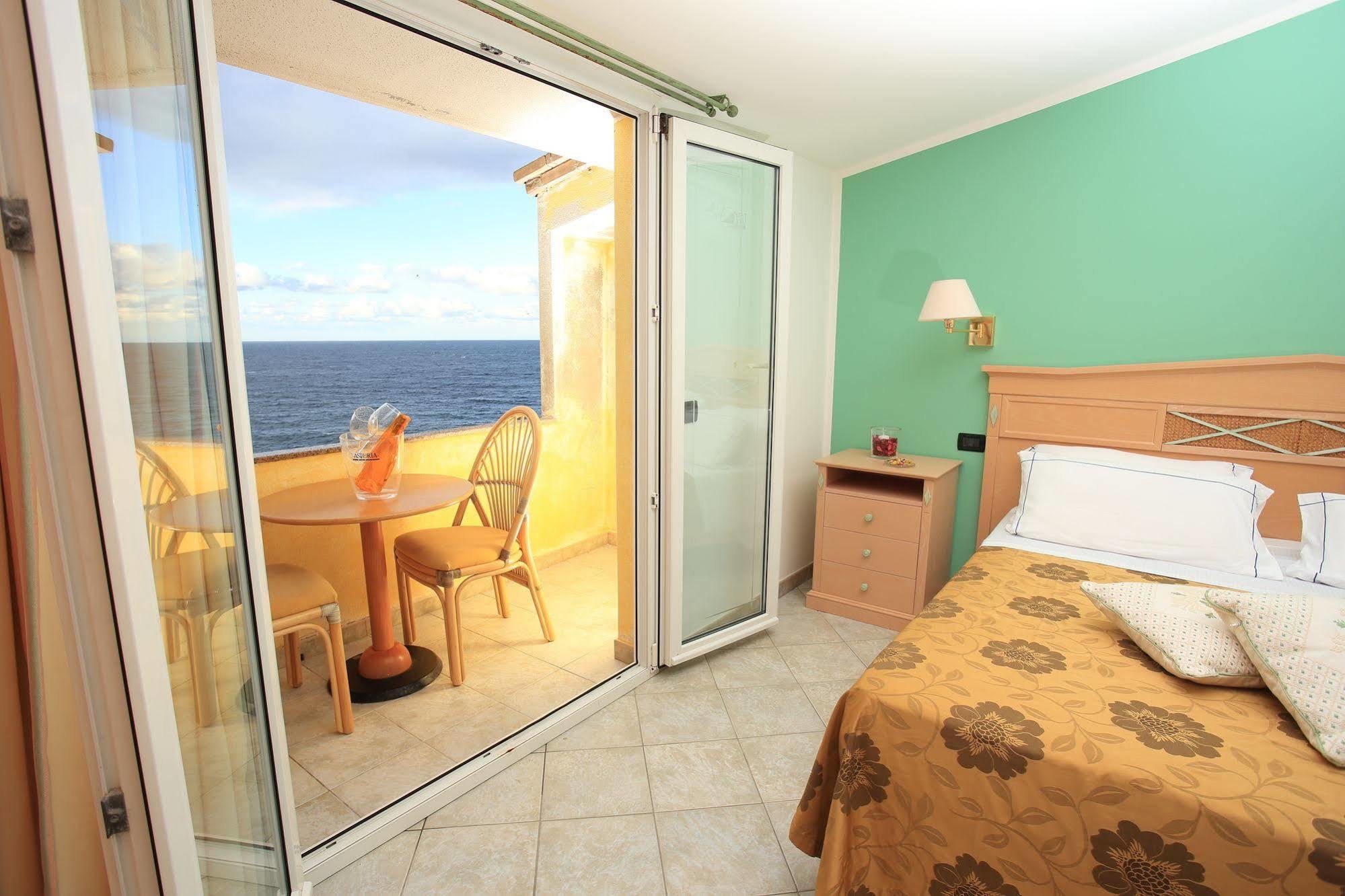 Hotel Nantis Кастелсардо Екстериор снимка