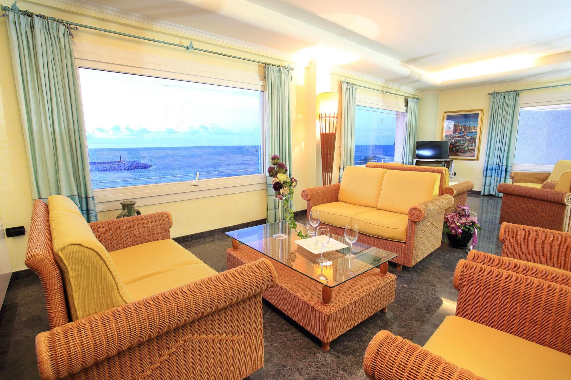 Hotel Nantis Кастелсардо Екстериор снимка