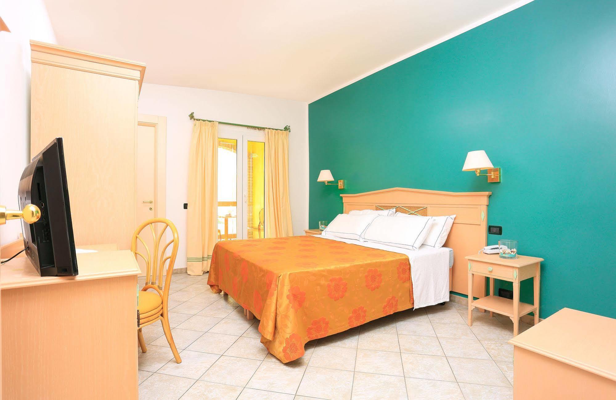 Hotel Nantis Кастелсардо Екстериор снимка
