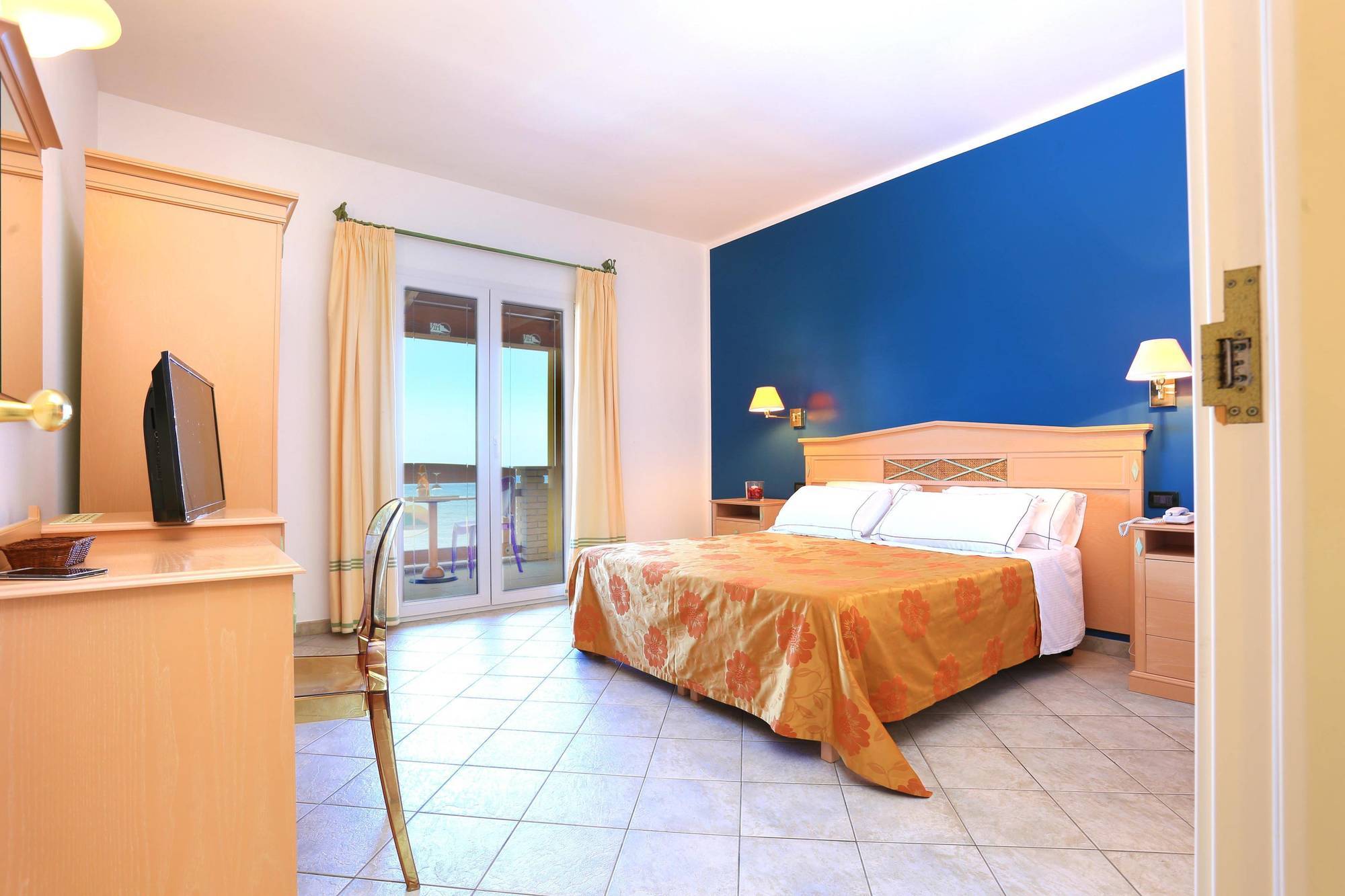 Hotel Nantis Кастелсардо Екстериор снимка